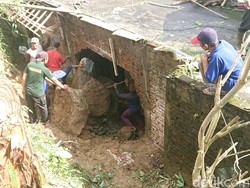 Tebing 4 Meter Longsor, Timpa Rumah Warga di Tulungagung