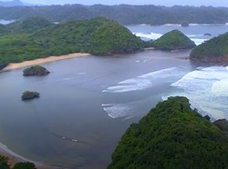 Celebrity on Vacation: Jernihnya Air di Pantai Basong Malang