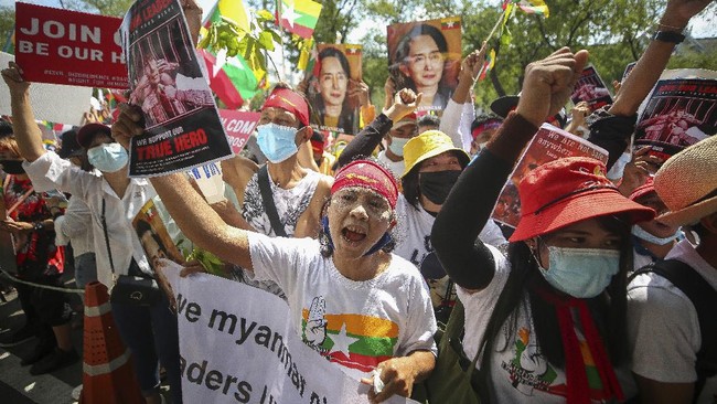 Sejumlah anak muda di Yangon menggelar aksi flash mob agar dapat melontarkan protes antikudeta tanpa menjadi target kekerasan aparat Myanmar.