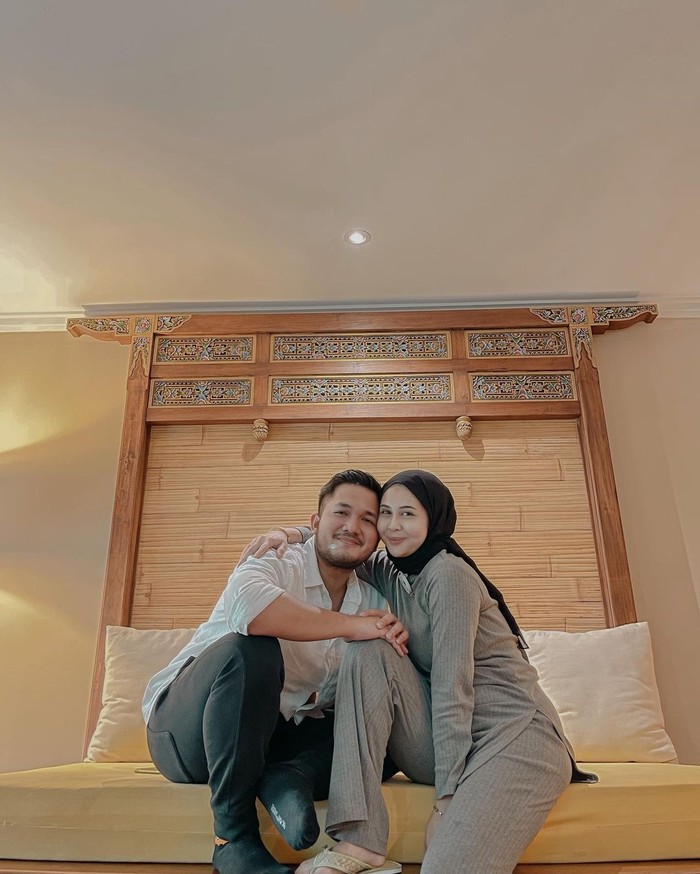 Selama bulan madu di Bali, Kesha dan Adhi sengaja menginap di beberapa resor. Mereka mengabadikan momennya di salah satu resort dengan ornamen kayu pada dinding kamarnya. (foto: instagram.com/kesharatuliu05)