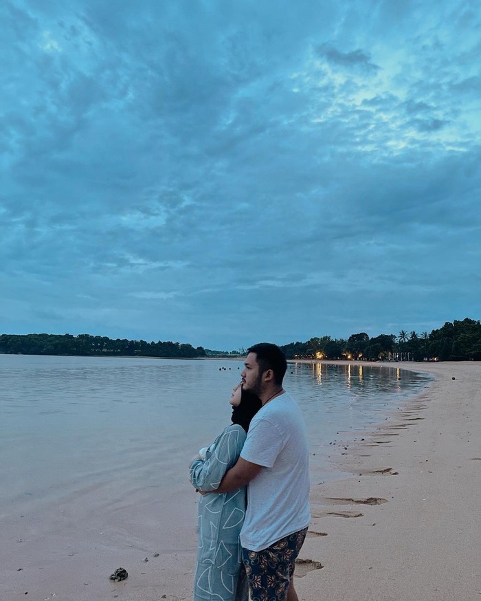 Bak bulan madu di pantai pribadi, keduanya menikmati senja dengan tenang di pantai yang sepi. (foto: instagram.com/kesharatuliu05)