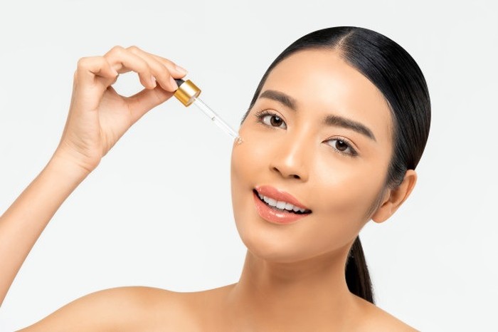 Pemakaian serum Vitamin C rutin akan membantumu mencapai wajah glowing.
