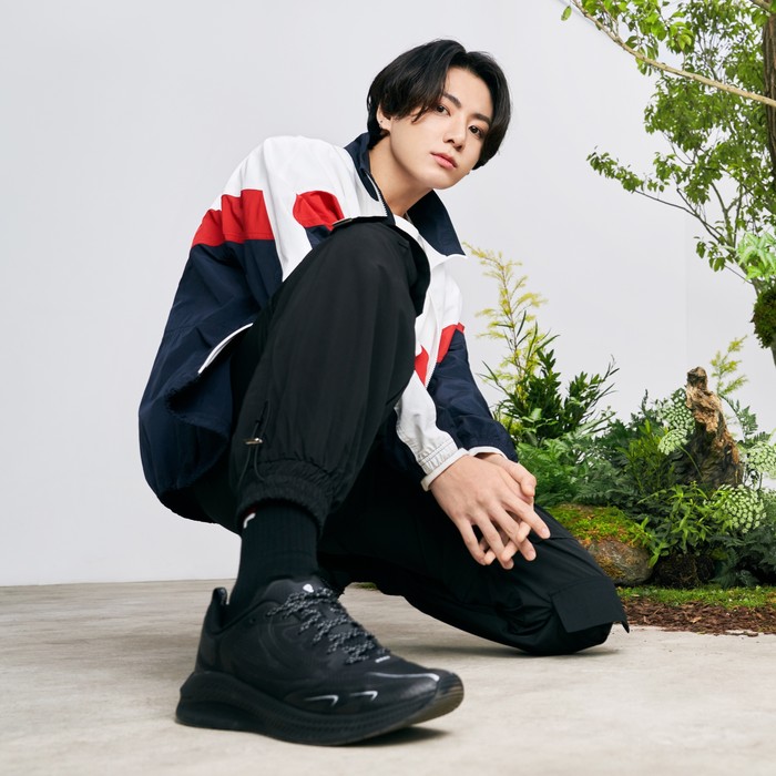 Masih dalam seri FIFA Collection 2021, Jungkook menggunakan jaket sporty seperti foto sebelumnya. Penampilannya juga dilengkapi dengan celana training hitam serta sepatu olahraga berwarna senada. (Foto:Twitter.com/Fila_korea)