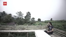 VIDEO: Trekking dan Secangkir Kopi di Desa Cisadon