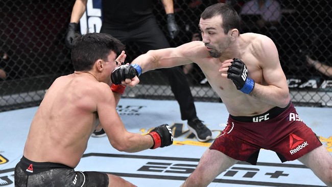 Askar Askarov petarung tuna rungu asal Dagestan sukses mengalahkan Joseph Benavidez pada duel tambahan UFC 259.