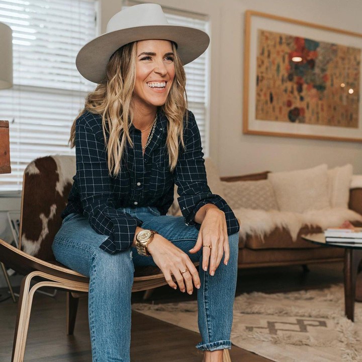 <p>Rachel Hollis merupakan seorang penulis dan pembicara, Bunda. Ia menghasilkan tiga buku terlaris dalam tiga tahun, memiliki podcast dan blog yang sukses, CEO dari perusahaannya, serta ibu empat anak. Rachel Hollis memiliki etos kerja yang tidak ada duanya. Terobosan besarnya adalah foto stretch mark yang menjadi viral. Hollis menunjukkan kemampuan untuk jujur ​​dan berbicara tentang topik berharga yang sering diabaikan, termasuk stres dan depresi pascapersalinan. (Foto: Instagram @msrachelhollis)</p>