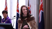 <p>Jacinda Ardern adalah Perdana Menteri Selandia Baru. Ketika dia terpilih dengan jabatan tersebut pada 2017, Ardern merupakan kepala negara wanita termuda di dunia. Kurang dari satu tahun dalam masa jabatannya, dia melahirkan putri pertamanya dan sejak itu kerap memberikan pidatp sambil menggendong bayinya. Ardren berhasil memimpin hal-hal seperti persatuan dan perubahan sosial. Pada saat yang sama, ia juga mengambil tindakan cepat dan tegas terhadap kekerasan bersenjata. Kepemimpinan Ardern yang kuat selama pandemi COVID-19 juga menyebabkan hanya 25 orang Selandia Baru yang meninggal karena virus tersebut. (Foto: Instagram @jacindaardern)</p>