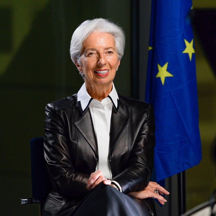 <p>Christine Lagarde merupakan Presiden Bank Sentral Eropa yang telah menghabiskan seluruh kariernya memecahkan stereotipe di dunia perbankan, Bunda. Lagarde pun seorang pejuang inklusi gender dan mencatat bahwa meskipun dia telah menghadapi seksisme sepanjang kariernya, dia mendobrak hambatan bagi pemimpin perempuan masa depan. (Foto: Instagram @christinelagarde)</p>