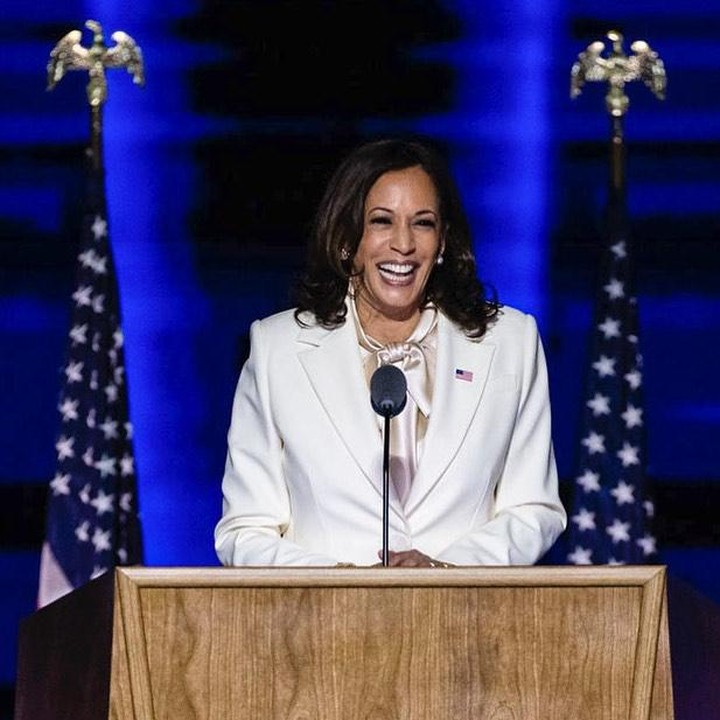 <p>Kamala Harris merupakan wakil presiden wanita pertama Amerika Serikat, Bunda. Ia dianggap berhasil meruntuhkan batasan dibangun pada wanita. Ia juga menunjukkan kepada wanita dan anak perempuan dari segala usia bahwa mereka dapat mencapai impian mereka. (Foto: Instagram @kamalaharris)</p>