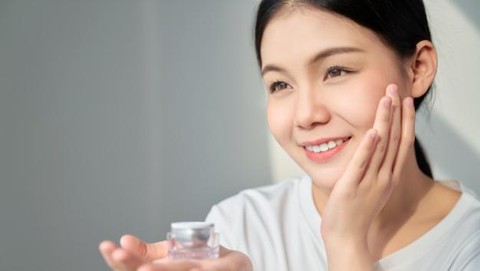 8 Rekomendasi Skincare Lokal Untuk Meratakan Warna Kulit