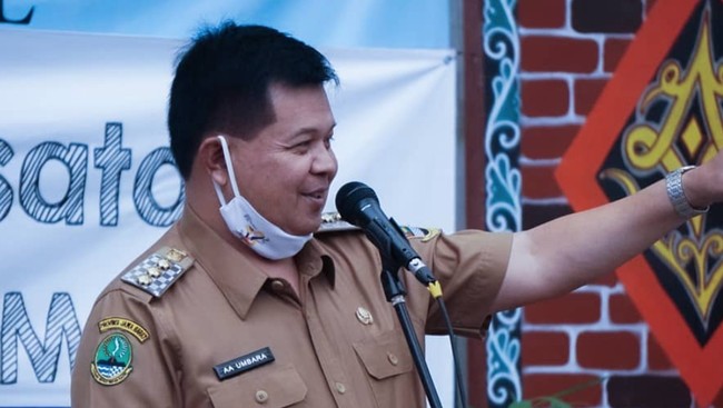 KPK menetapkan Bupati Bandung Barat, Aa Umbara Sutisna dan anaknya, Andri Wibawa sebagai tersangka dugaan korupsi proyek Covid-19.