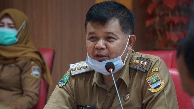 Bupati Bandung Barat nonaktif Aa Umbara lolos dari tuntutan hukuman mati. Ia hanya dituntut 7 tahun penjara terkait proyek pengadaan bansos Covid.