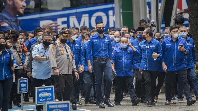 "Survei Indikator Politik Indonesia menunjukkan rakyat makin takut berpendapat di era Jokowi. Ini alarm bahaya buat demokrasi kita," ujar juru bicara Demokrat.