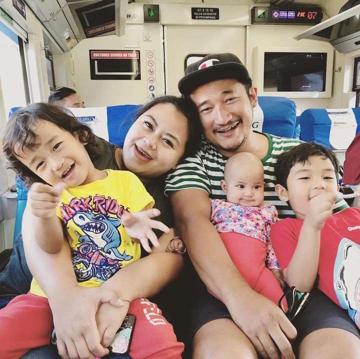 <p>Meski sang suami merupakan seorang figur publik, Ayu sendiri jarang tersorot oleh kamera. (Foto: Instagram @anyumutiara)</p>