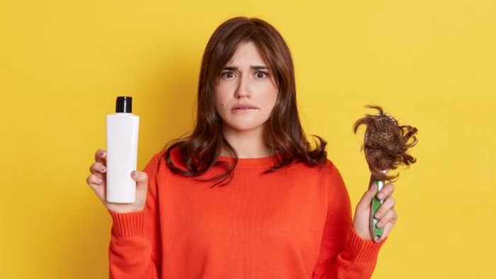 Sering Pakai Dry Shampoo? Ini 4 Bahayanya untuk Kesehatan Rambut