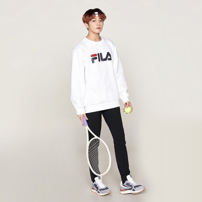 Di foto ini, Jungkook terlihat bak atlet olahraga tenis, menggunakan sweater putih serta sepatu olahraga jenis Fila Zagato. Tak lupa juga aksesoris tambahan berupa raket serta bola tenis di tangannya. (Foto:Twitter.com/Fila_korea)