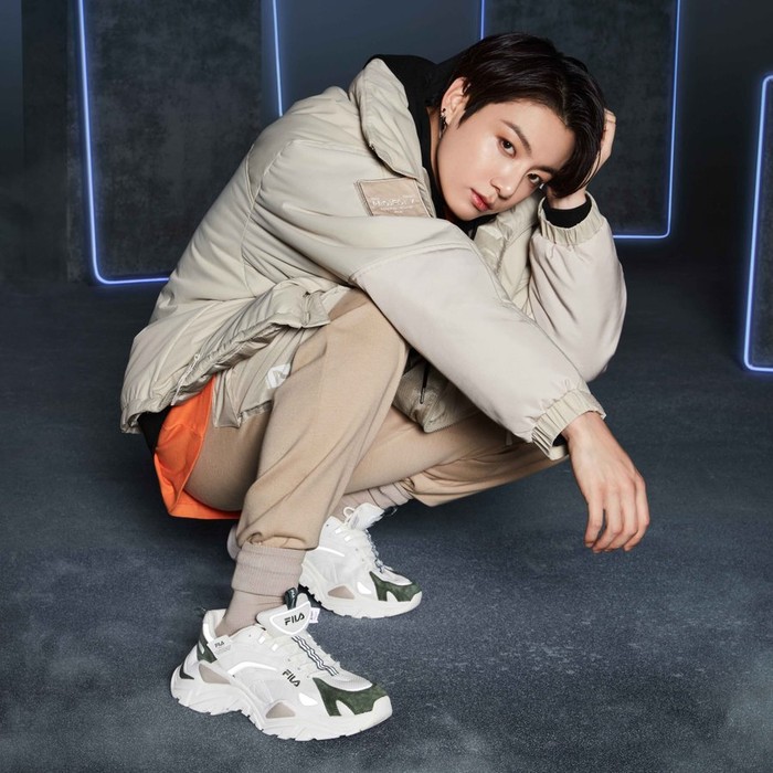 Koleksi selanjutnya yang engga kalah kece yakni seri Free and Light. Set pakaian yang digunakan Jungkook berwarna senada yakni cream sedikit coklat dengan tambahan sepatu sport berwarna putih. (Foto:Twitter.com/Fila_korea)