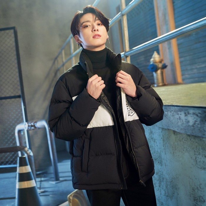 Selanjutnya Winter Collection, Jungkook menggunakan jaket sporty dengan bahan sedikit lebih tebal. Baju turtle neck yang ia gunakan juga menambah kesan hangat di edisi Winter ini. (Foto:Twitter.com/Fila_korea)