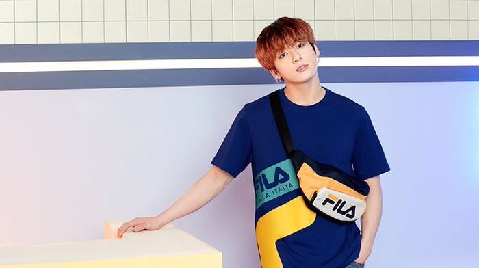 Di koleksi Micasa x Fila seri Pop Colour, penampilan Jungkook terlihat santai dan lebih colourful. Dengan baju berwarna biru ditambah waist bag nada cerah, Jungkook terlihat fresh dan kekinian. (Foto:Twitter.com/Fila_korea)
