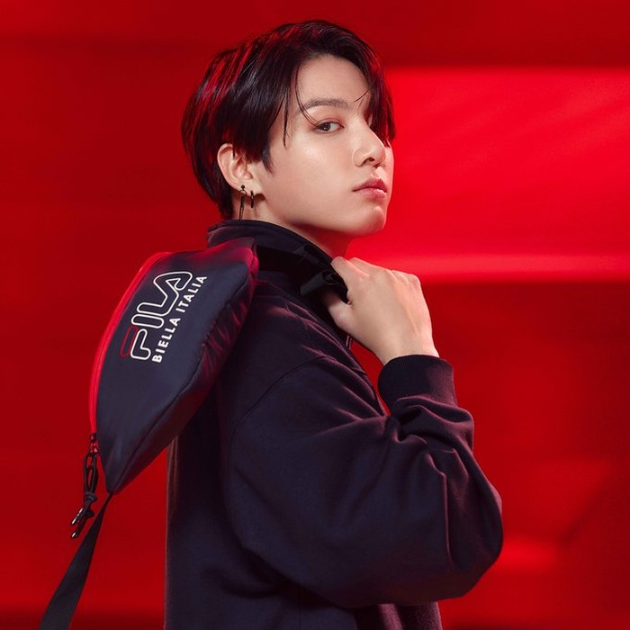 Dengan sentuhan waist bag warna hitam serta jaket sporty yang juga senada, Jungkook terlihat sangat swag. (Foto:Twitter.com/Fila_korea)