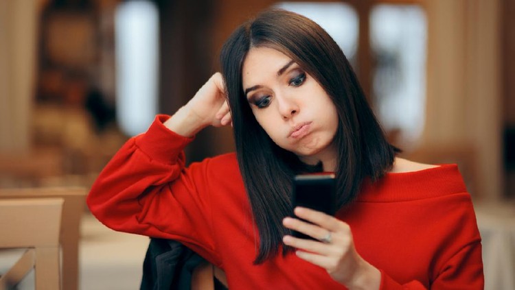 Girlfriend checking her phone while her boyfriend is running late