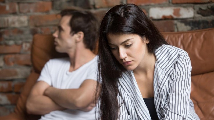Ilustrasi Perceraian Sad pensive young girl thinking of relationships problems sitting on sofa with offended boyfriend, conflicts in marriage, upset couple after fight dispute, making decision of breaking up get divorced