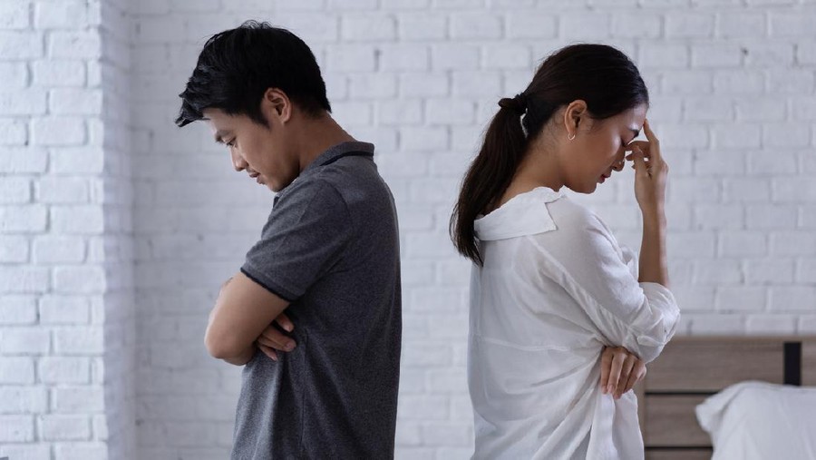 Asian lovers, they are bored and arguing unhappy.