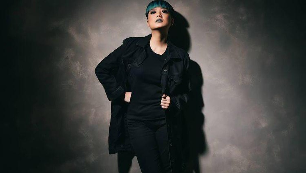 Mari intip OOTD Leony Vitria dengan penampilan barunya potongan rambut pendek