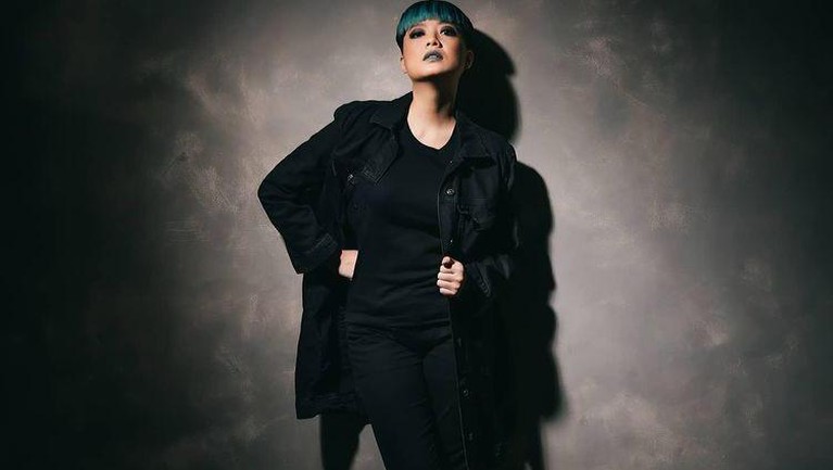 Intip OOTD Leony Vitria dengan Rambut Pendek Mari intip OOTD Leony Vitria dengan penampilan barunya potongan rambut pendek