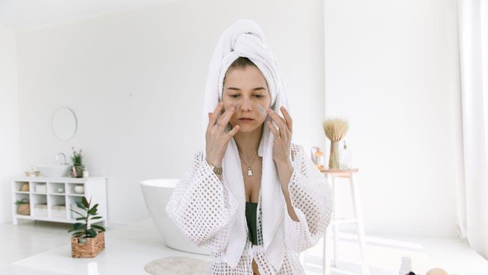 Jangan Asal, Ini 5 Cara Pakai Toner yang Benar untuk Kulit Kering