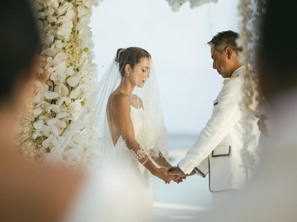 6 Potret Pernikahan Julie Estelle & Pembalap David Tjiptobiantoro di Maladewa