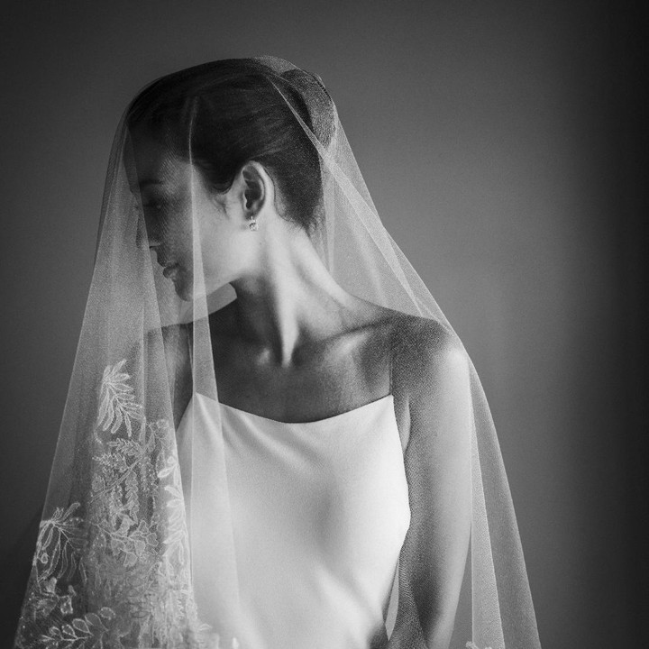 <p>Julie Estelle tampil anggun dengan gaun pengantinnya yang simpel, namun ditambah veil pengantinnya yang cantik membuatnya terlihat elegan. (Foto: Poplicist Publicist)</p>