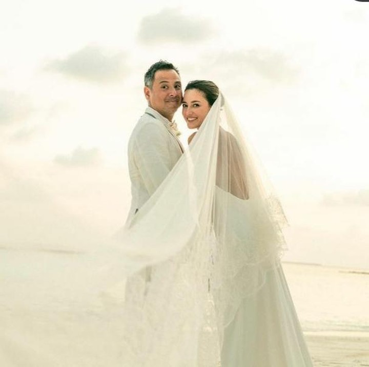 <p>Aktris cantik Julie Estelle menikah dengan pembalab David Tjiptobiantoro di Maladewa, pada 25 Februari 2021. Pernikahan Julie dan David baru diketahui publik sebulan setelah keduanya mengikat janji. Dalam foto yang beredar di media sosial, Julie dan David menggelar pesta pernikahan di lokasi yang romantis, yakni di pinggir pantai dengan pemandangan laut yang indah. (Foto: Instagram/@julstelle)</p>