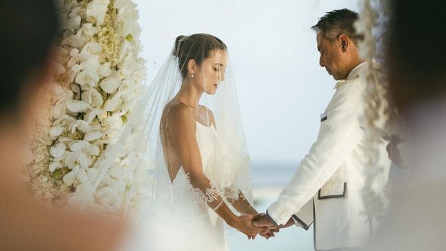 Lama tidak muncul di publik, aktris Julie Estelle mengumumkan bahwa ia telah menjadi istri sah dari pembalap David Tjiptobiantoro.