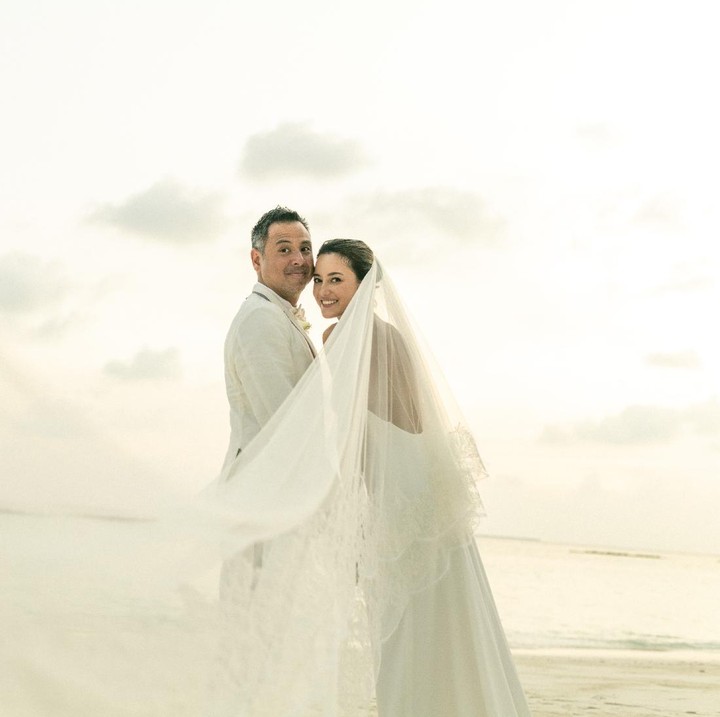 <p>Kabar bahagia datang dari aktris cantik Julie Estelle. Ia belum lama ini mempublikasikan foto pernikahannya dengan pembalap David Tjiptobiantoro yang diselenggarakan pada 25 Februari lalu. (Foto: Poplicist Publicist)</p>