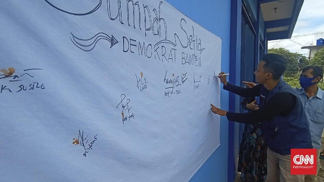 Puluhan kader Demokrat Banten menyatakan sumpah setia kepada Ketum AHY dengan cara membubuhkan cap jempol berdarah di selembar kain putih.