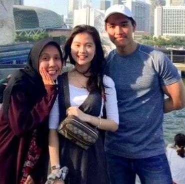 Viral Foto Felicia Tissue yang Diapit Kaesang dan Nadya di Singapura