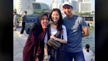 img-title Viral Foto Felicia Tissue yang Diapit Kaesang dan Nadya di Singapura