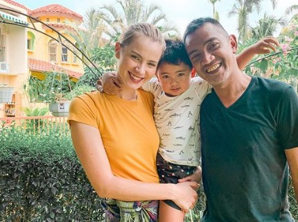 5 Potret Harmonis Keluarga Mba Tina, Bule Cantik yang Nikahi Pria Indonesia