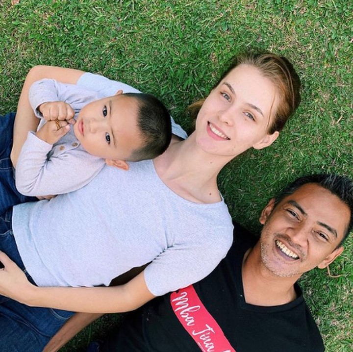 <p>Christina Surya atau lebih dikenal sebagai Mba Tina Bule merupakan seorang YouTuber dengan 345 subscribers. (Foto: Instagram @mbatinabule_official)</p>