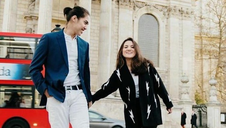 Kisah Cinta Pasangan Artis Beda Agama yang Berakhir Kandas Berikut beberapa pasangan artis yang menjalin kisah cinta dengan pasangan beda agama dan berakhir kandas