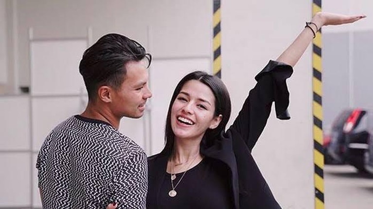 Kisah Cinta Pasangan Artis Beda Agama yang Berakhir Kandas Berikut beberapa pasangan artis yang menjalin kisah cinta dengan pasangan beda agama dan berakhir kandas