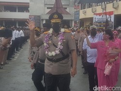 Momen Haru Komjen Paulus Tinggalkan Polda Papua, Titip Salam ke Tokoh Adat