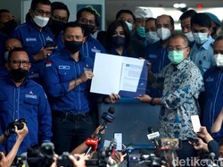Buktikan KLB Sumut Ilegal, AHY Serahkan AD/ART-Kepengurusan PD ke Dirjen AHU