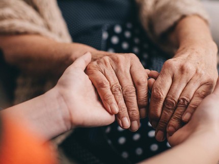Kisah Haru di Balik Potret Pernikahan Viral Nenek 85 Tahun dengan Brondong