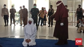 Berduaan dalam Mobil, Oknum PNS di Aceh Dicambuk