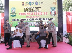 Terima Vaksin COVID-19, Polisi NTB: Lebih Segar dan Semangat