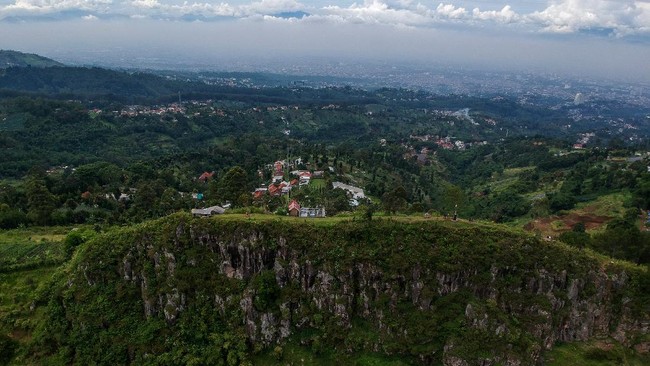 Sesar Cileunyi-Tanjungsari disebut jadi pemicu rangkaian gempa Sumedang yang merusak ratusan rumah. Simak beberapa studi tentang sesar ini.