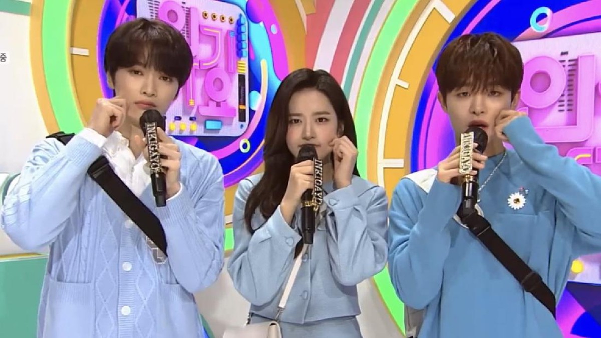 Berikut potret penampilan pertama program musik mingguan produksi sbs Inkigayo dengan MC baru yaitu Jihoon Treasure&comma; Yujin Iz&ast;One dan Sungchan NCT