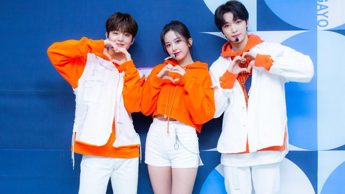 Berikut potret penampilan pertama program musik mingguan produksi sbs Inkigayo dengan MC baru yaitu Jihoon Treasure&comma; Yujin Iz&ast;One dan Sungchan NCT